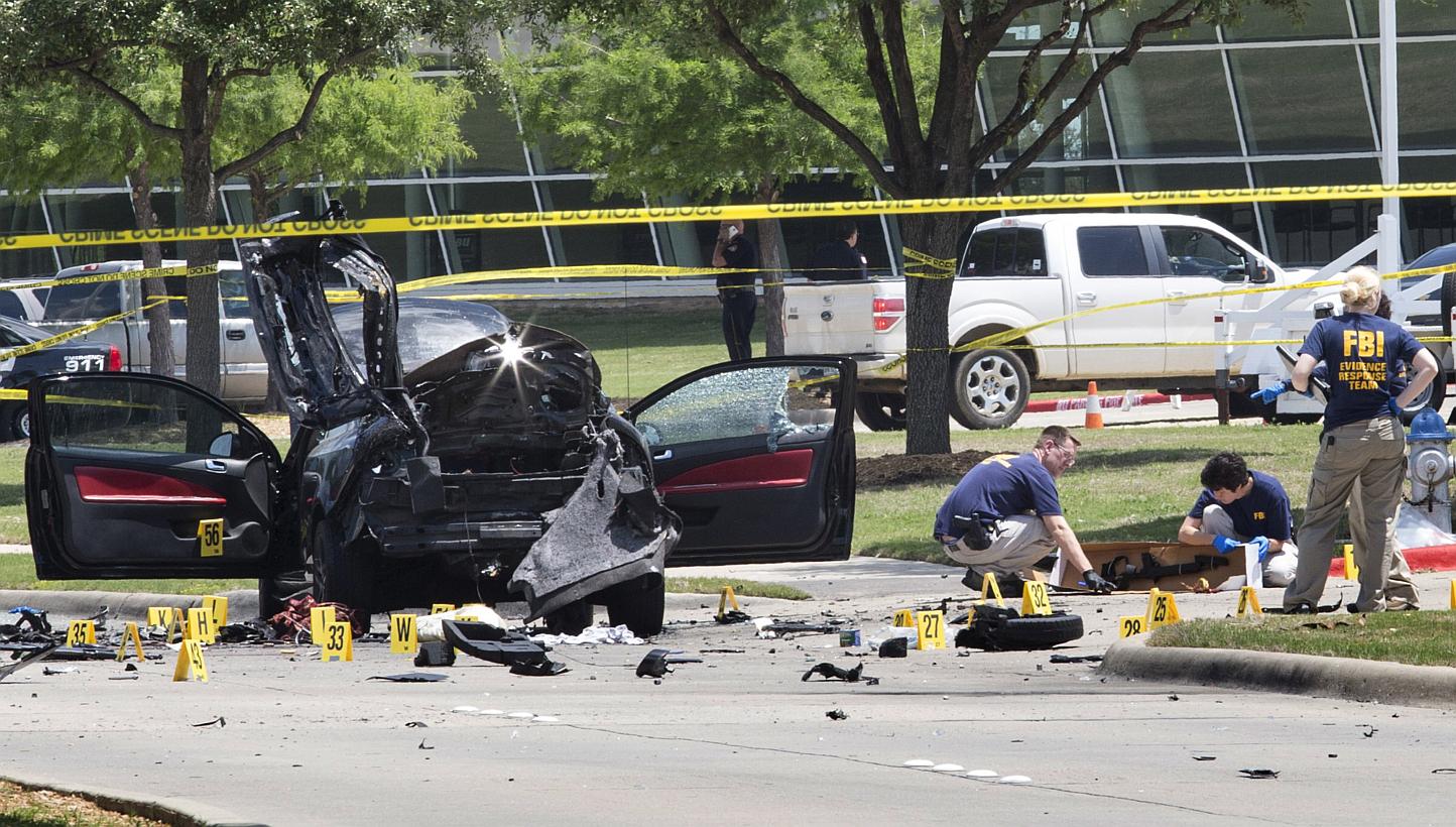 Local police and FBI investigators collect evidence where two gunmen, who opened fire on Sunday outside an exhibit of caricatures of the Prophet Muhammad, were shot dead in Garland, Texas on May 4, 2015. -- PHOTO: REUTERS
