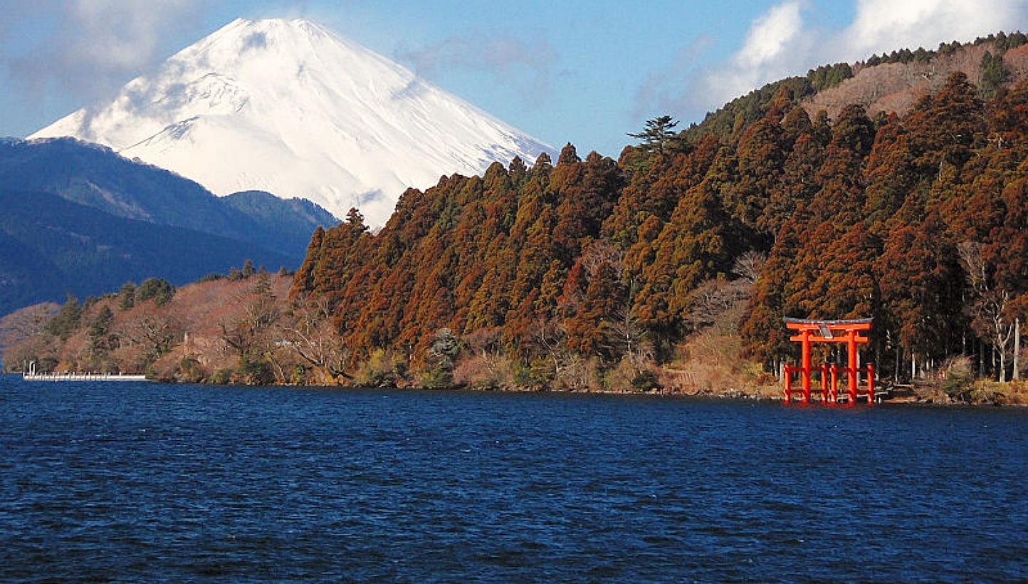 Lake Ashi in Hakone, with Mount Fuji visible in the background. Japan's meteorological agency on Tuesday issued a warning to limit access to the popular hot spring resort after a nearby volcano became active and began belching steaming gas. -- PHOTO: