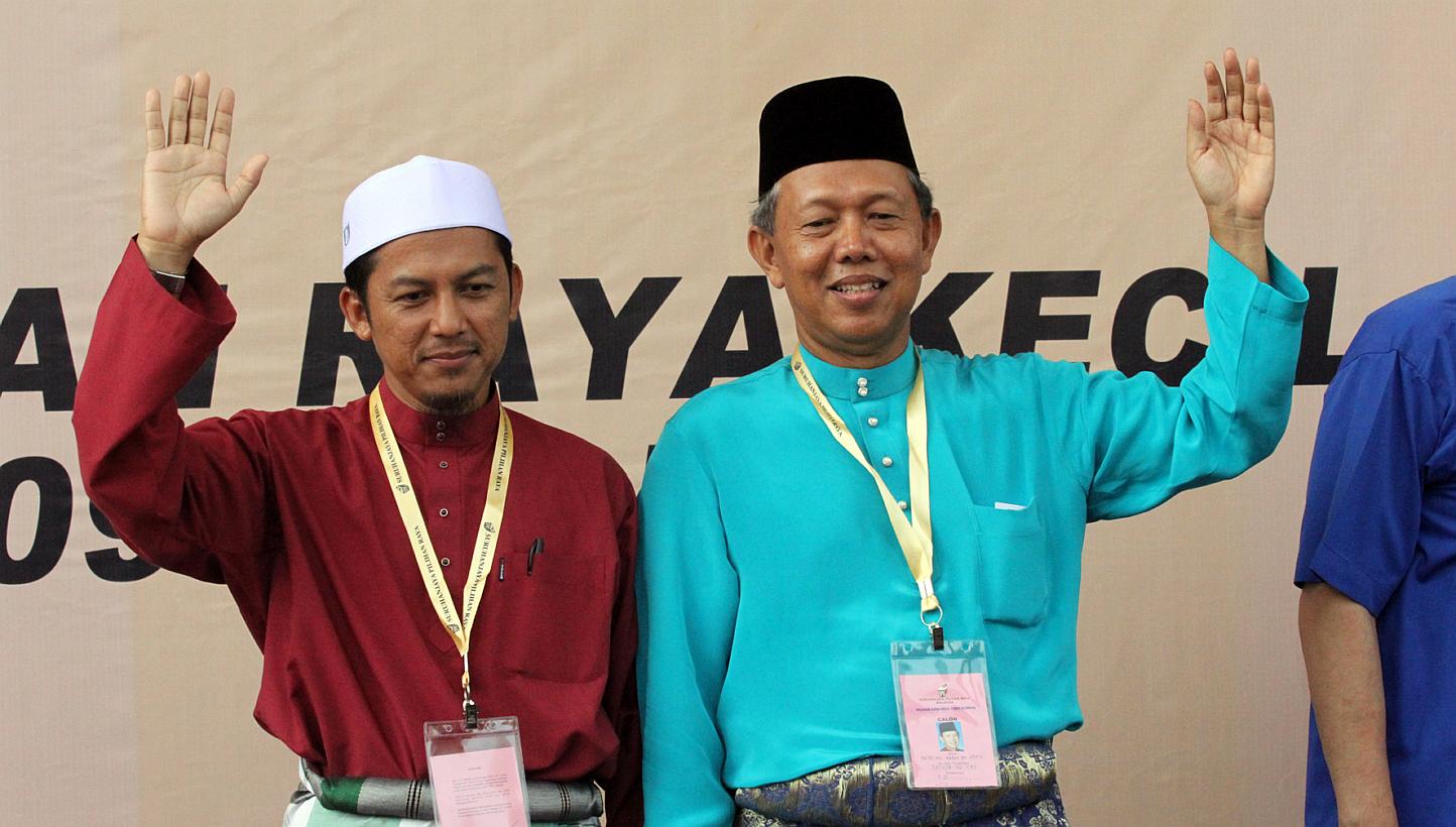 Mr Nazri Ahmad (left) of Parti Islam seMalaysia (PAS) and Datuk Hasan Arifin of Barisan Nasional (BN), the two candidates for the Rompin by-election, waving to their supporters. Polling for the by-election closed at 5pm, with voter turnout standing a