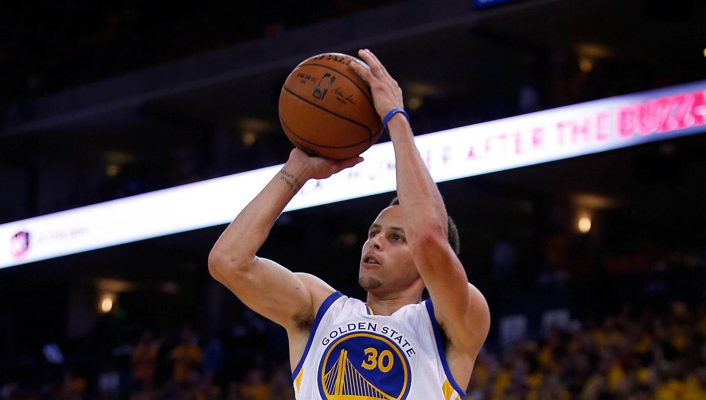 Stephen Curry of the Golden State Warriors shoots the ball during their game against the Memphis Grizzlies during Game One of the Western Conference Semifinals during the NBA Playoffs on Sunday at Oracle Arena in Oakland, California. -- PHOTO: AFP