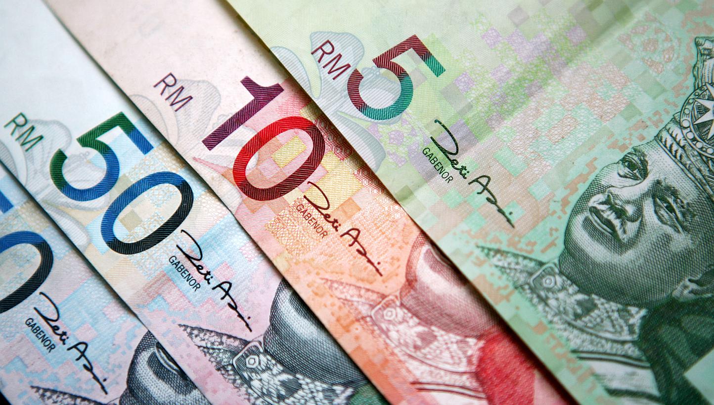 Malaysia's ringgit slumped the most since December as oil prices fell for a third day and data showing strength in the US economy boosted demand for the dollar. -- PHOTO: BLOOMBERG