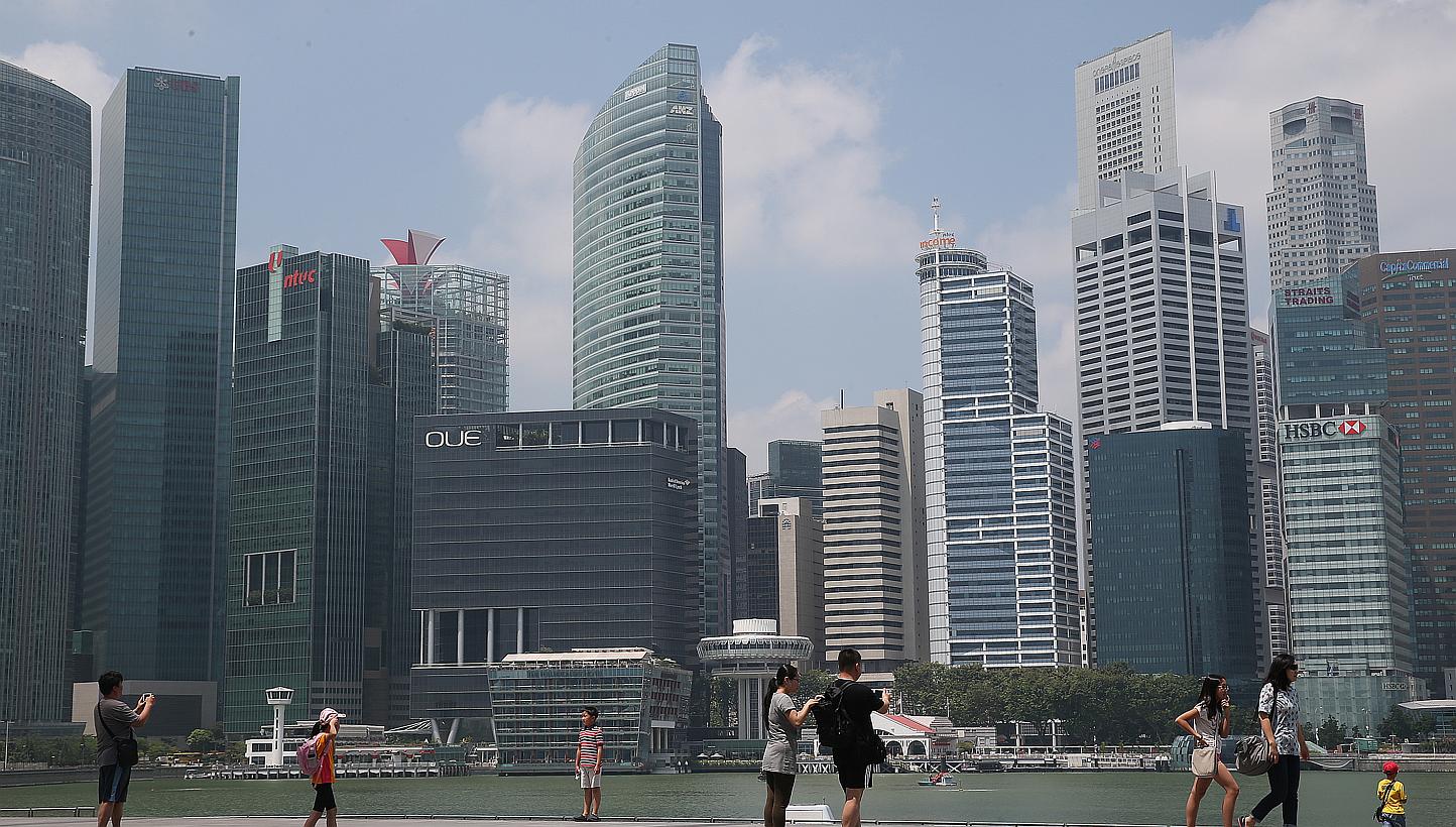 The latest Graciousness Index, released by the Singapore Kindness Movement (SKM) on Tuesday, gave the Republic a score of 61 out of 100 this year, continuing a steady climb from 55 last year and 53 in 2013. -- PHOTO: ST FILE
