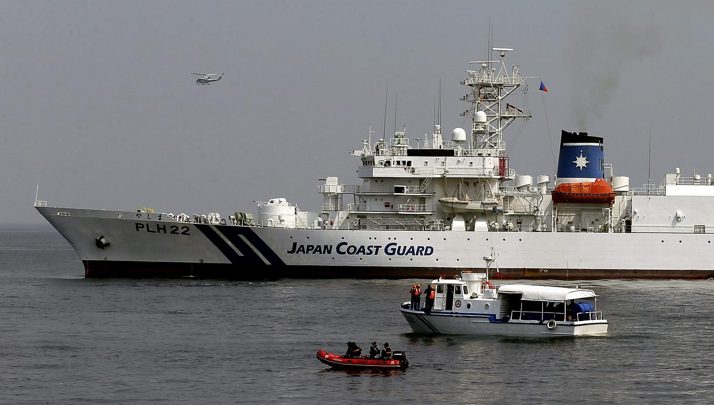 A Japan Coast Guard PLH22 Yashima patrol vessel (topp) and Philippine Coast Guard patrol vessel (bottom) during a simulated rescue operation in Manila bay, Philippines on May 6, 2015. Philippine and Japanese coast guard teams staged an anti