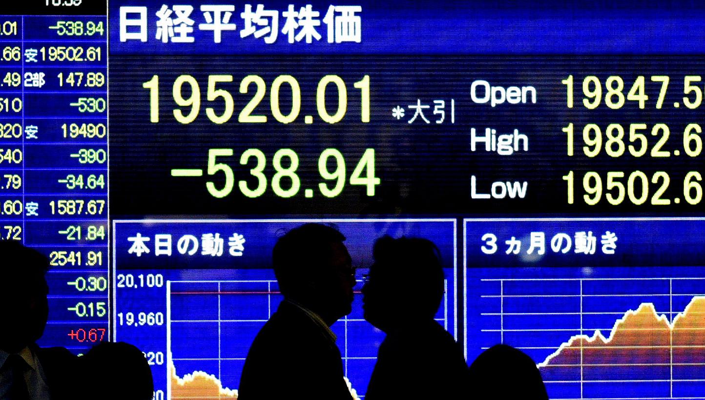 Japan's Nikkei share average fell to a one-month low on Thursday as a worldwide drop in government bond prices spread unease to Japanese stocks during this week's national holidays, compounded by a sell-off on Wall Street. -- PHOTO: EPA