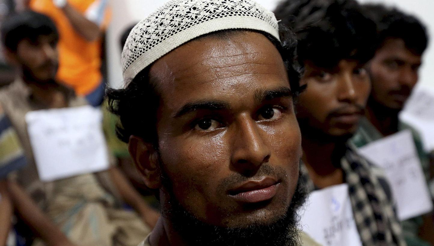 Suspected ethnic Rohingya migrants, who were rescued by Thai officials from a jungle, look on as they were detained at the city hall in the Thai-Malaysian border district of Hat Yai, Songkhla province in southern Thailand on May 7, 2015. -- PHOTO: EP
