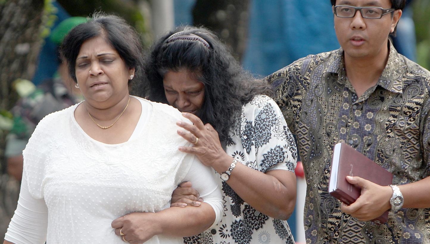 Raji Sukumaran (centre) weeping as she arrives at Wijayapura port on her way to visit Nusakambangan prison island, in Cilacap, Indonesia, on April 28, 2015. -- PHOTO: EPA 