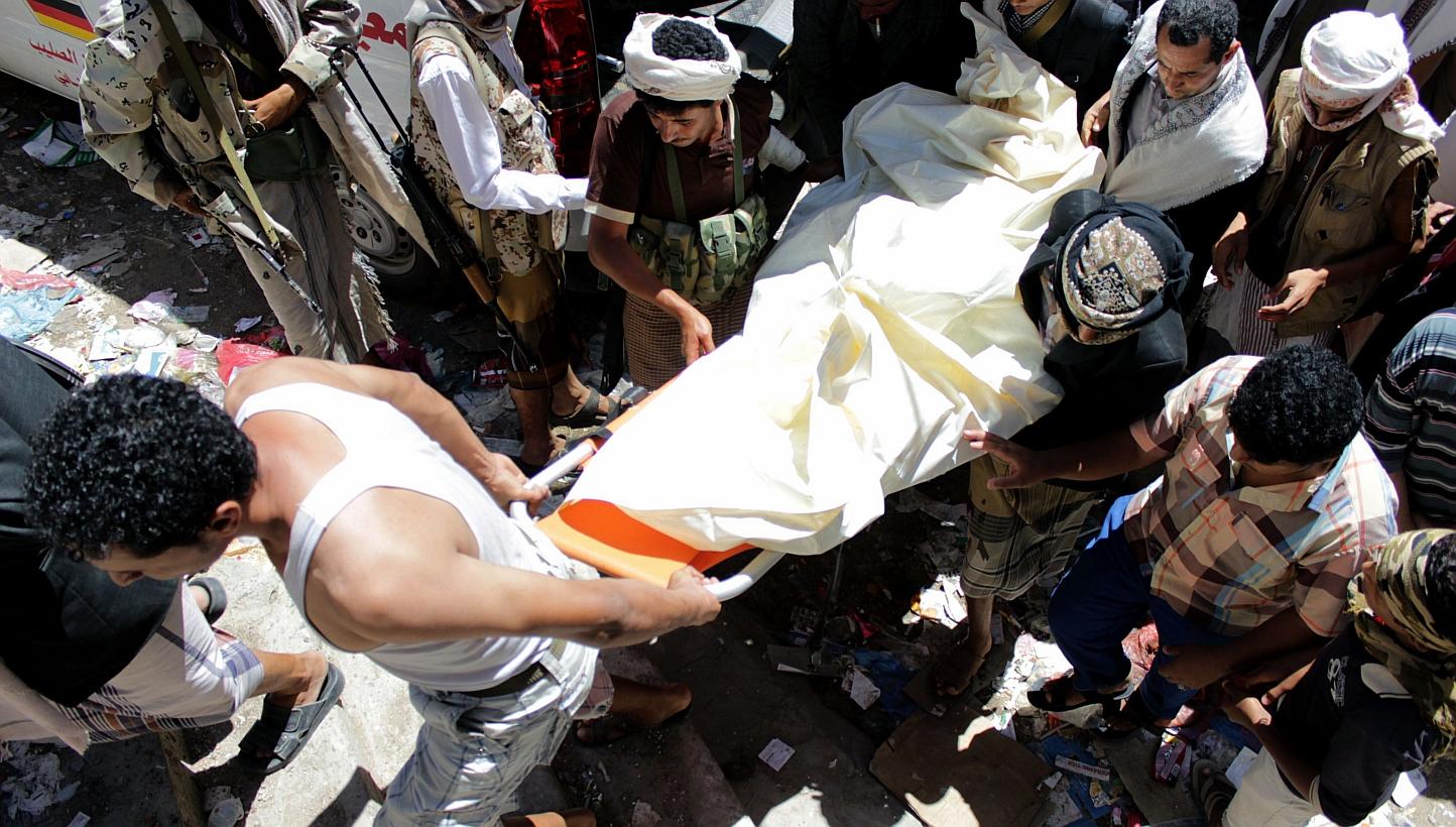 Yemeni tribal gunmen from the Popular Resistance Committees loyal to Yemen's fugitive President Abedrabbo Mansour Hadi carry the bpdy of a fellow comrade who was killed in the southern city of Taez during ongoing clashes with Shiite Huthi rebels on W