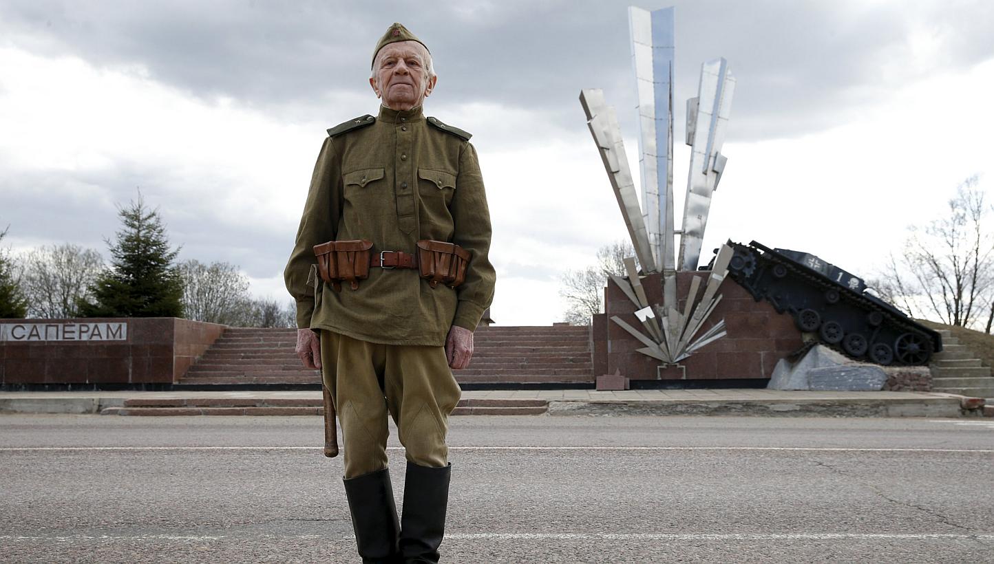 World War Two veteran and former sapper and military engineer Nikolai Melnikov, 92, poses for a picture in front of the Monument to Eleven Sappers near Volokolamsk in Moscow region, Russia, April 13, 2015. -- PHOTO: REUTERS