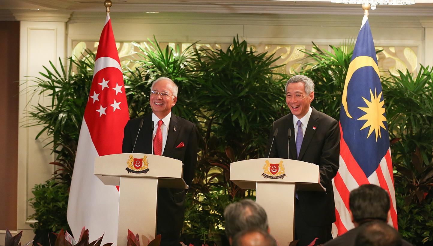 Malaysian PM Najib Razak (left) and Prime Minister Lee Hsien Loong speaking to the media at their annual leaders’ retreat at Shangri-La Hotel on May 5, 2015. -- ST PHOTO: ONG WEE JIN&nbsp;