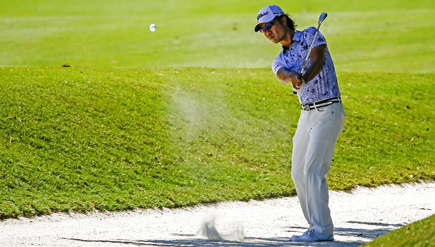 Kevin Na of the US hits from a sand trap on the ninth fairway in the second round of The PLAYERS Championship golf tournament on the Stadium Course at TPC Sawgrass in Ponte Vedra Beach, Florida, USA on May 8, 2015. -- PHOTO: EPA