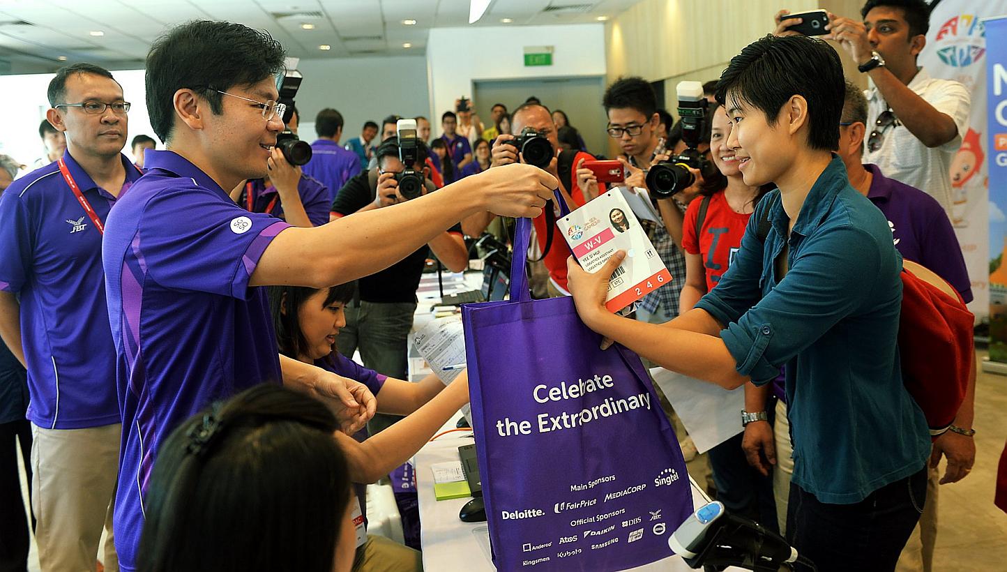 Volunteer Miss Yee Si Hui 21, received the Sea Games bag from Culture, Community and Youth Minister Lawrence Wong.&nbsp;-- PHOTO: BERITA HARIAN&nbsp;