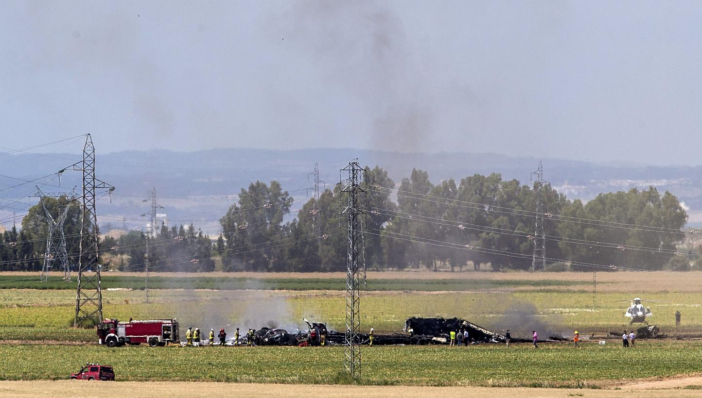 Smoke rises from the wreckage of an Airbus A400 which crashed in the San Pablo airport in Seville, southern Spain on May 9,&nbsp;2015. Britain, Germany and Turkey said on Sunday, May 10, that they were temporarily grounding their Airbus A400M militar