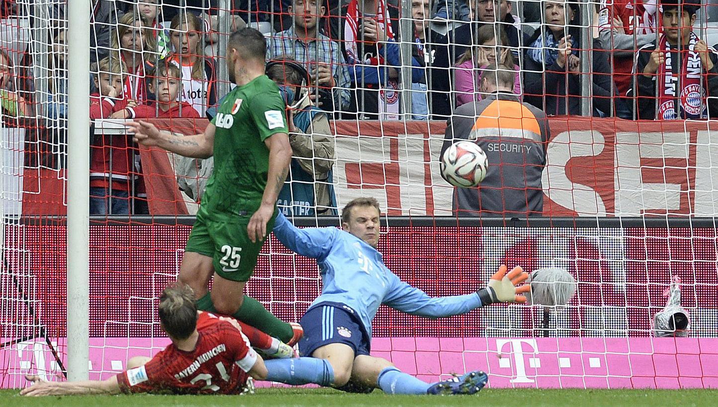 Augsburg's Argentinian striker Raul Bobadilla (centre) shoots the goal for Augsburg against Bayern Munich's midfielder Bastian Schweinsteiger (left) and Bayern goalkeeper Manuel Neuer (right) on May 9, 2015. Augsburg won the match 0-1. -- PHOTO: AFP