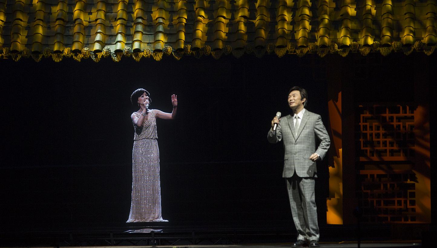 Taiwanese singer Fei Yu-ching (right) singing a duet with a hologram of the late Teresa Teng, at a concert commemorating the 20th anniversary of her death, at the Taipei Arena on May 9, 2015. -- PHOTO: XINHUA