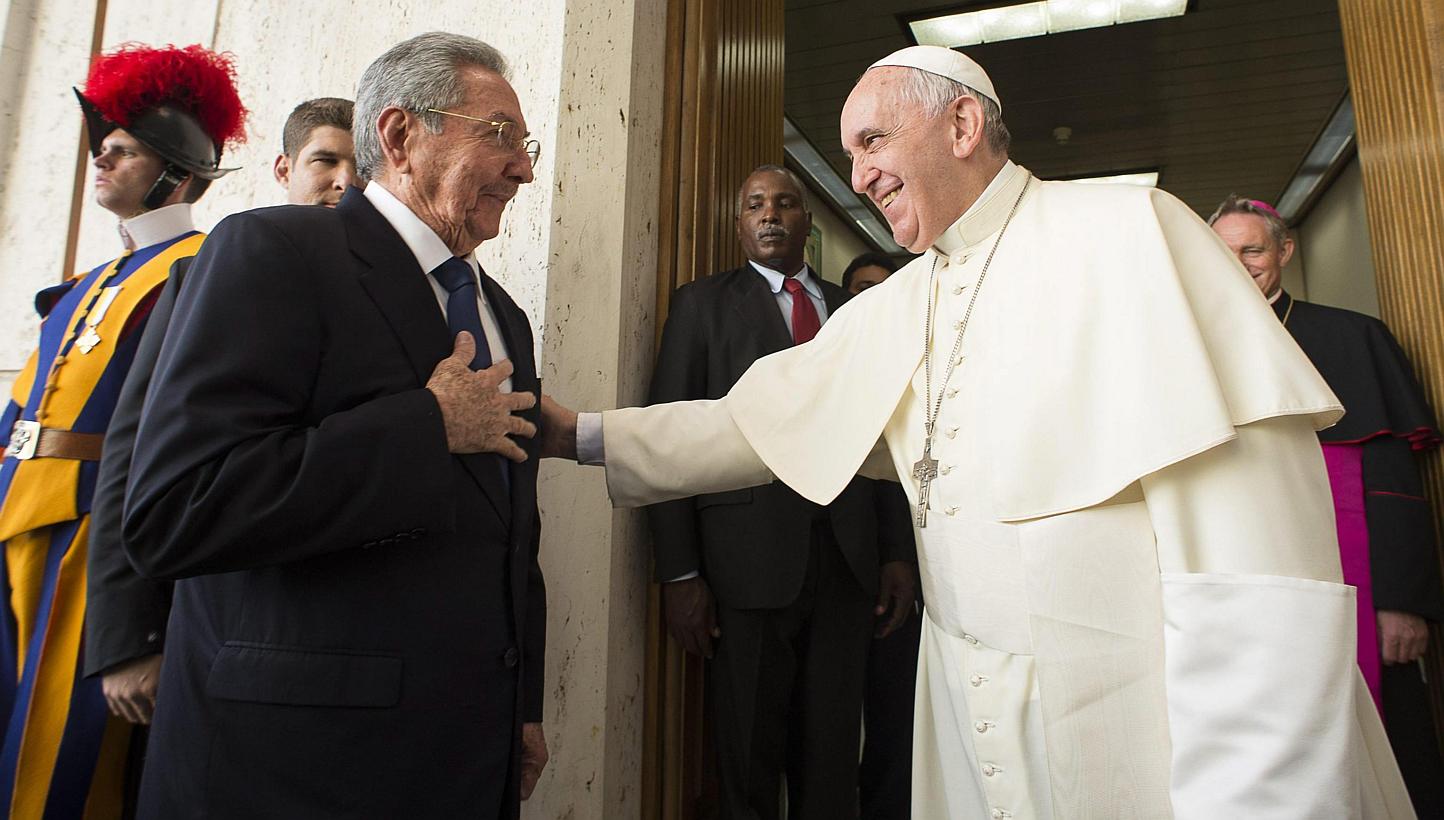 Pope Francis meets Cuban President Raul Castro during a private audience at the Vatican, on May 10, 2015. -- PHOTO: EPA