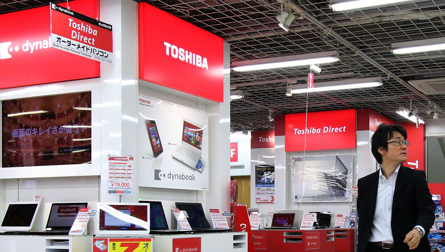 Shares of Toshiba Corp fell in Tokyo for a second day as the number of analysts suspending coverage reached six in the aftermath of an investigation into improper accounting on projects. -- PHOTO: AFP