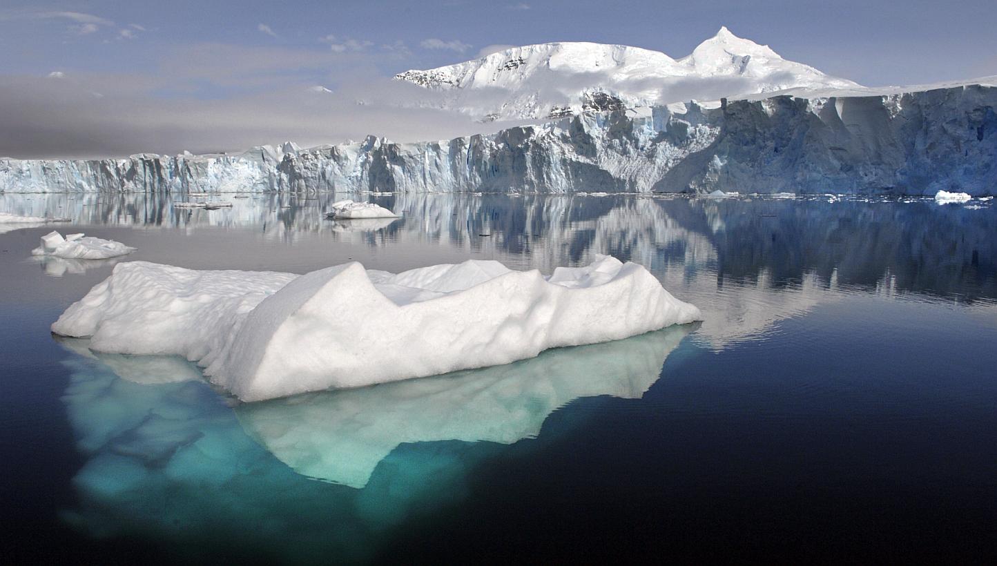 Growing sea ice surrounding Antarctica could prompt scientists to consider relocating research stations on the continent, according to the operations manager of the Australian Antarctic Division. -- PHOTO: BRITISH ANTARTIC SURVEY