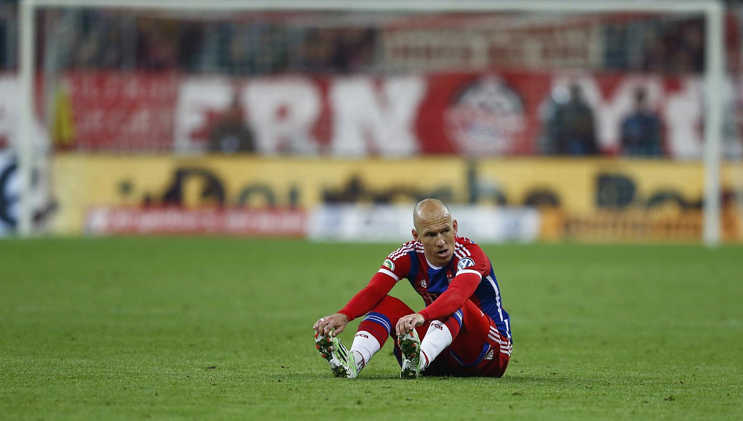 Bayern Munich's Arjen Robben sits on the pitch during their German Cup (DFB Pokal) semi-final football match against Borussia Dortmund in Munich, Germany on April 28, 2015. -- PHOTO: REUTERS