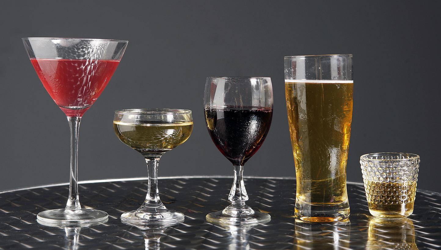 A woman in her 20s passed out and was conveyed unconscious "with no pulse and no breathing" to Singapore General Hospital (SGH) early Tuesday morning after she consumed 18 glasses of hard liquor for a $900 tip. -- PHOTO: ST FILE