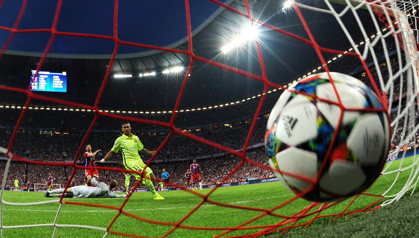 Munichs goalkeeper Manuel Neuer cannot avoid the 1-1 by Barcelona's Neymar (centre) during the UEFA Champions League semi-final second leg soccer match between FC Bayern Munich and FC Barcelona in Munich, Germany on May 12, 2015. -- PHOTO: EPA