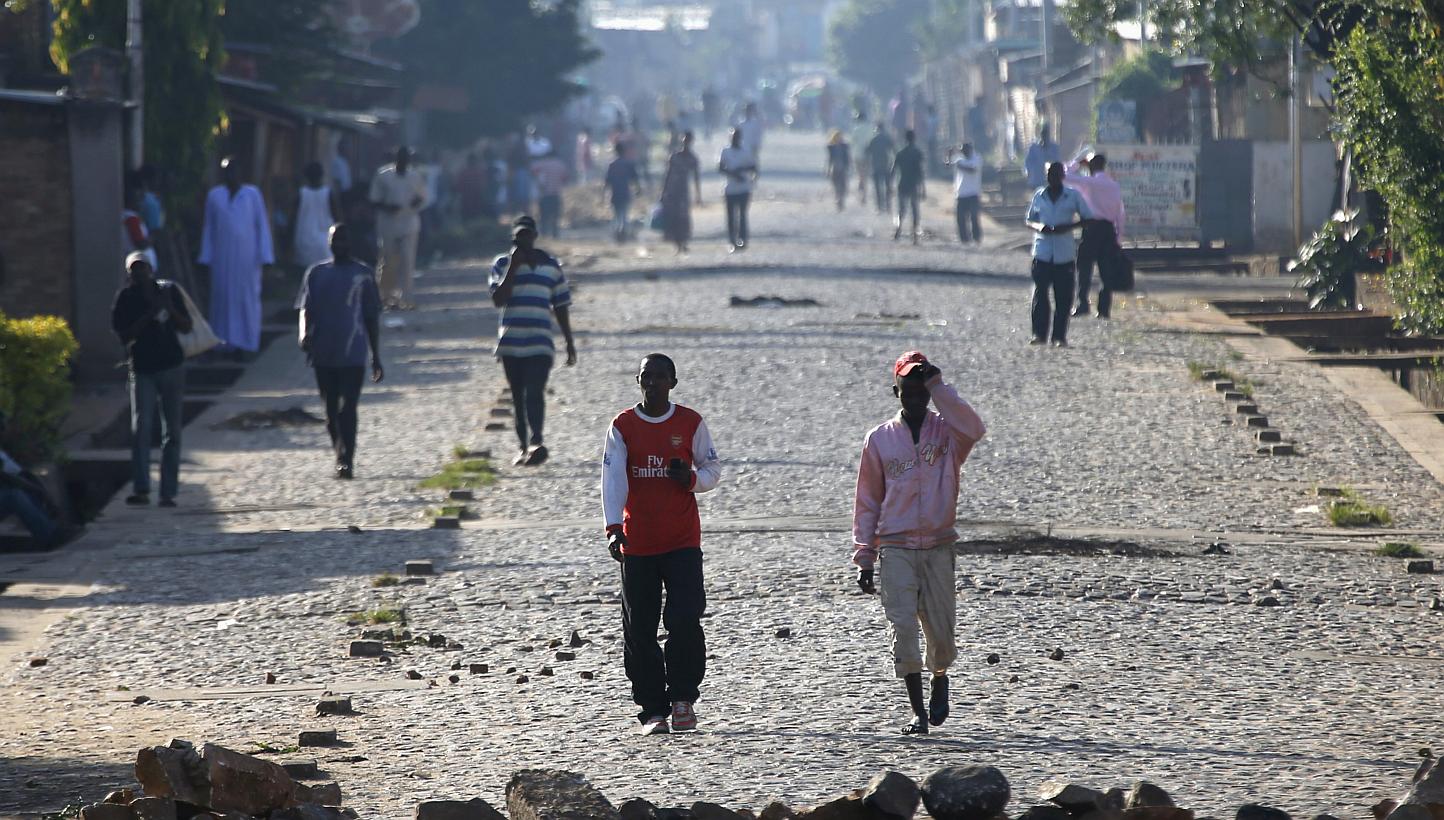 People walk in a street in Bujumbura, Burundi May 14, 2015. Burundian President Pierre Nkurunziza arrived back in the country on Thursday, a day after a coup was declared while he was in Tanzania for regional talks, his office said.&nbsp;-- PHOTO: RE