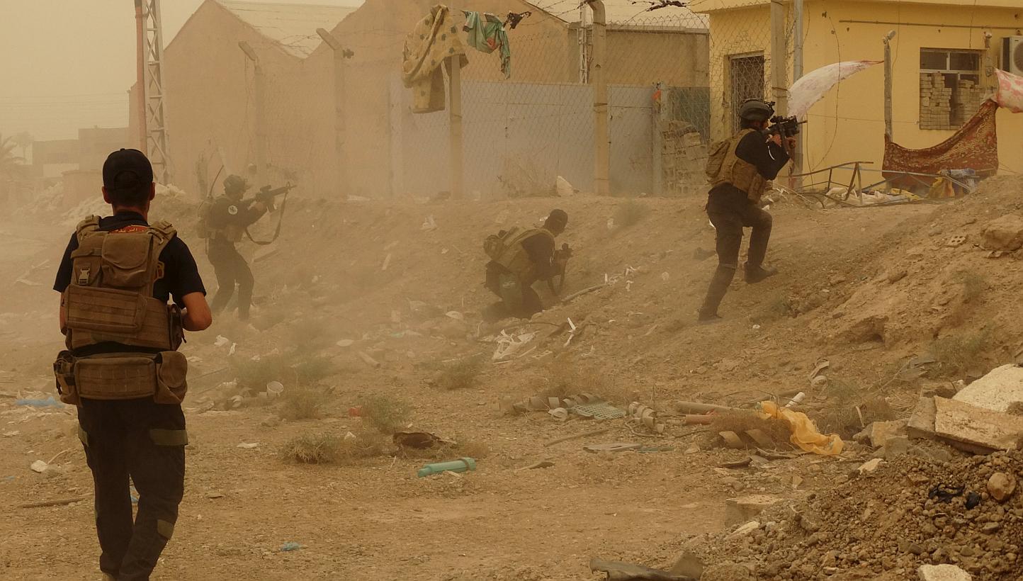 Iraqi security forces defend their headquarters against attacks by Islamic State extremists in the eastern part of Ramadi in Anbar province, May 14, 2015. -- PHOTO: REUTERS&nbsp;