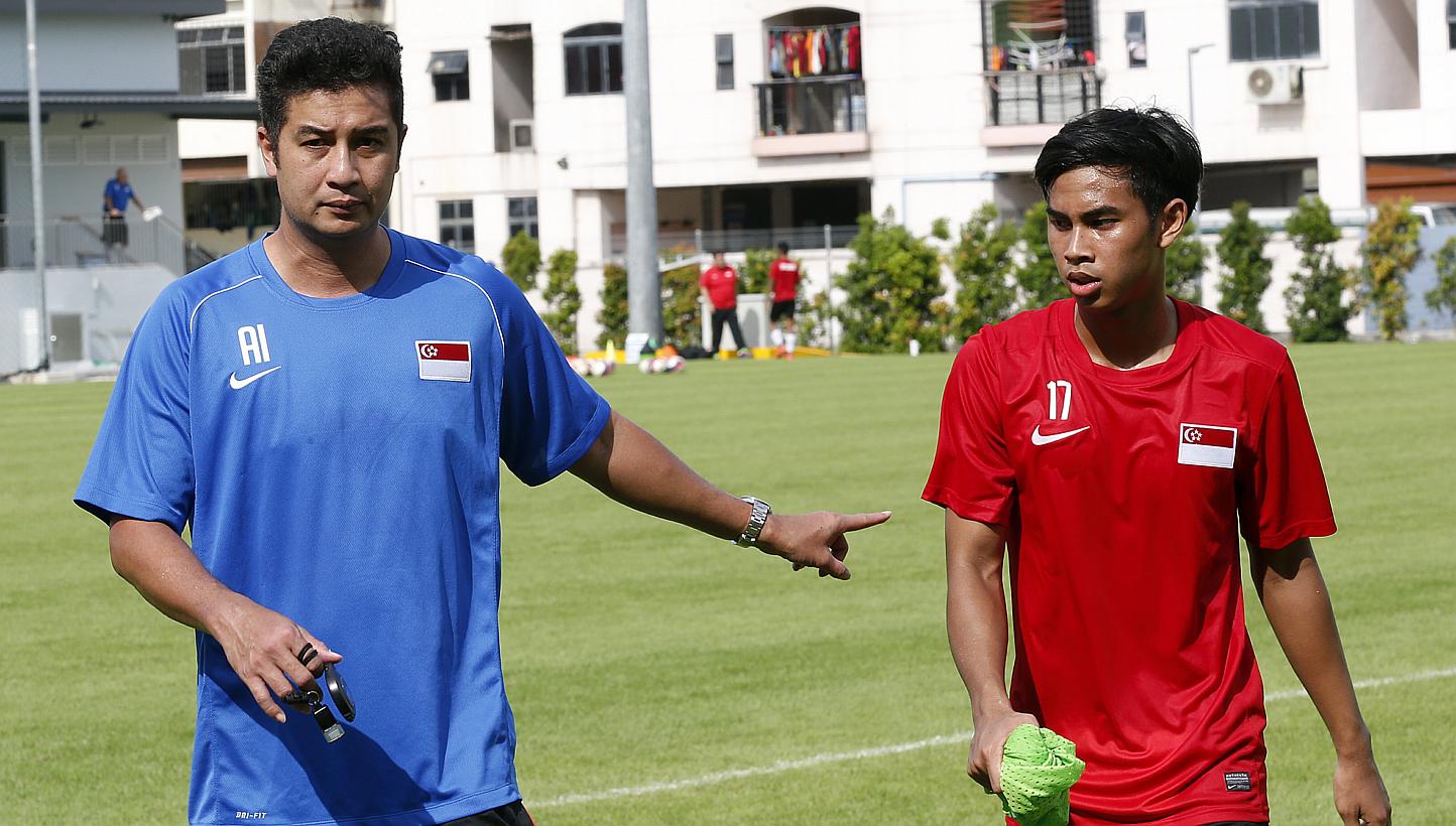 Coach Aide Iskandar (left) with Singapore Under-23 playmaker Adam Swandi. -- PHOTO: ST FILE &nbsp;