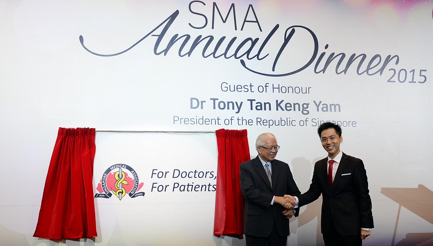 Singapore Medical Association ( SMA ) President Dr Wong Tien Hua (right) and Dr Tony Tan at the Singapore Medical Association's 56th anniversary dinner. -- ST PHOTO: DESMOND FOO