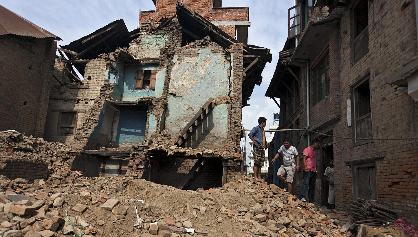 Local people moving out after collecting their belongings in their damage house after the massive earthquake in Harisiddi village on the outskirts of Lalitpur, Nepal on May 16, 2015. -- PHOTO :EPA