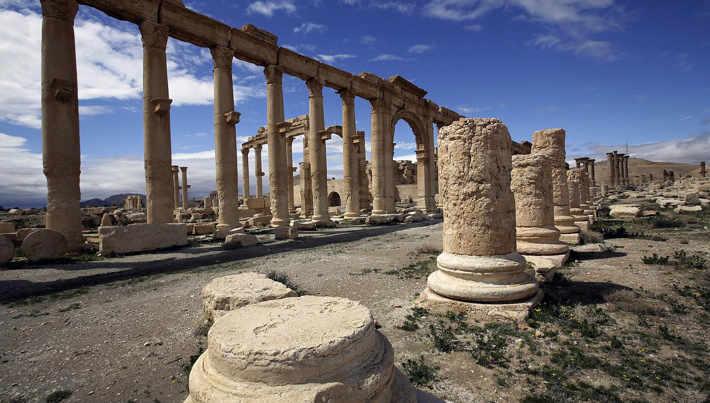 Nearly 300 people have been killed in several days of fighting since the Islamic State in Iraq and Syria (ISIS) group launched an attack against Syria’s ancient city of Palmyra, a monitor said on Sunday, May 17, 2015. -- PHOTO: AFP