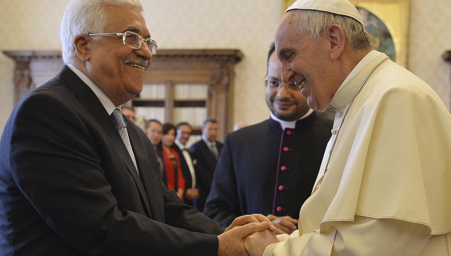 Pope Francis (right) shakes hands with Palestinian President Mahmoud Abbas during a private audience at the Vatican City, May 16, 2015. -- PHOTO: REUTERS