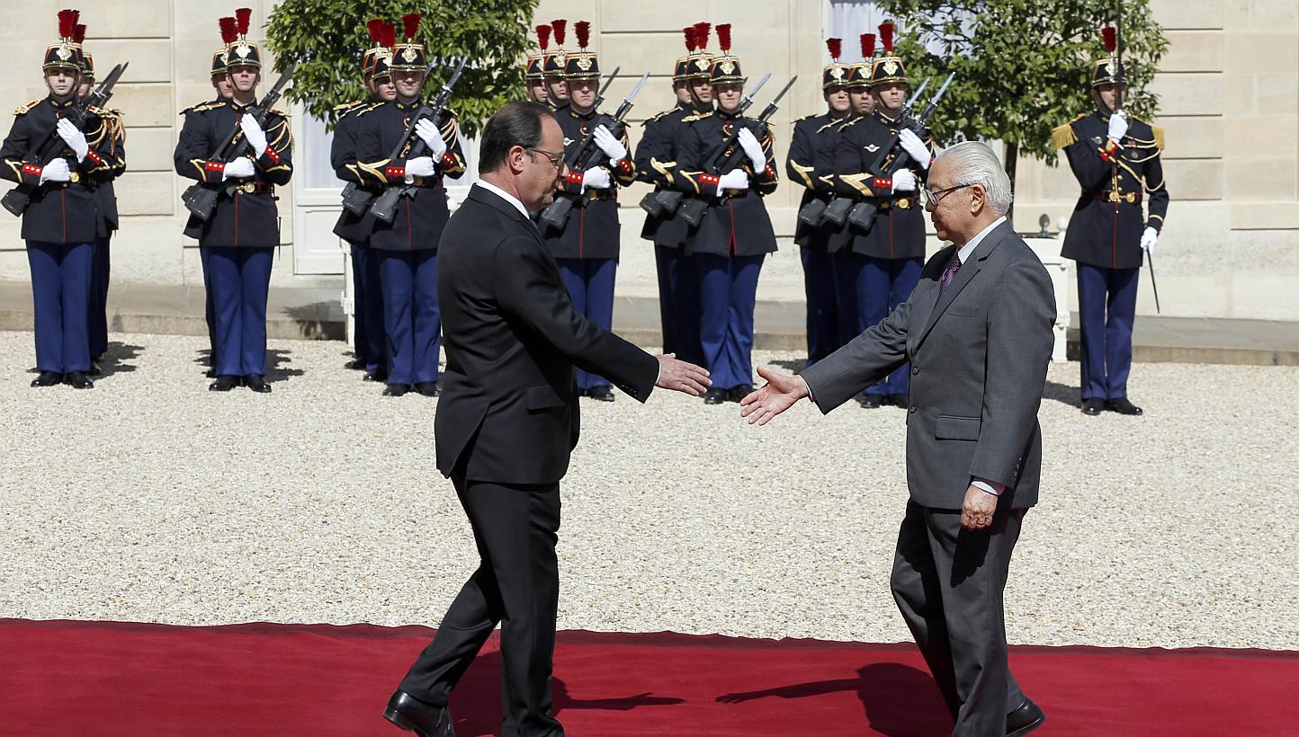 Singapore's President Tony Tan Keng Yam (right) shakes hands with French President Francois Hollande at the Elysee Palace in Paris on May 18, 2015. -- PHOTO: AFP