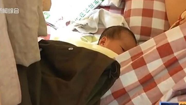 The baby girl in a hospital with her mother. She was born in the toilet of an Internet cafe in&nbsp;Nanchang, Jiangxi province, on May 11, 2015. -- PHOTO: SCREENGRAB FROM YOUKU.COM