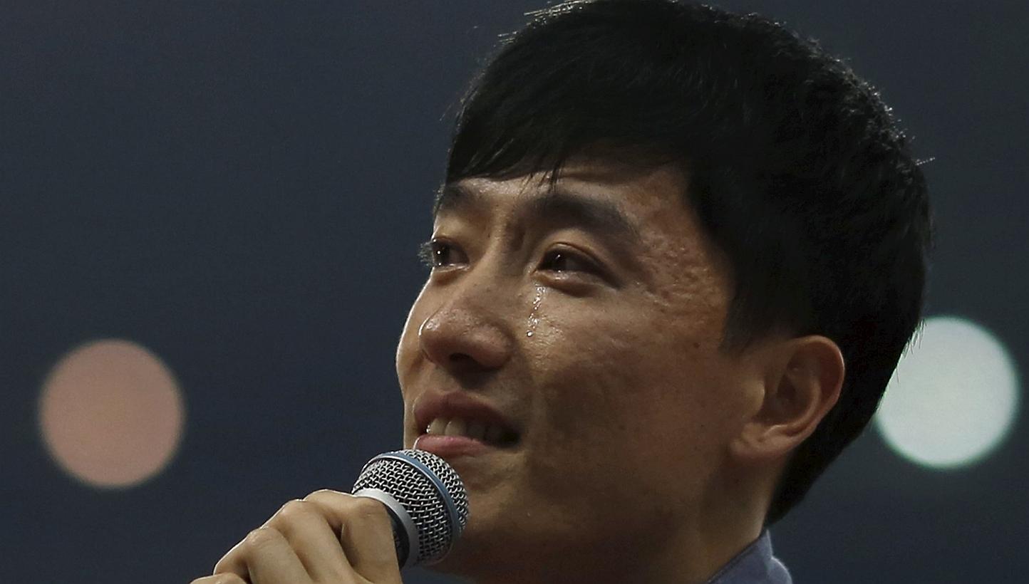 Liu Xiang tears during his retirement ceremony in Shanghai on Sunday. China offered an emotional farewell to its newly-retired sports hero Liu, the 2004 Olympic sprint hurdles champion, at the Diamond League meeting. -- PHOTO: REUTERS