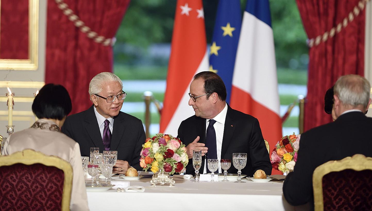 French president Francois Hollande (centre, right) speaking with President Tony Tan Keng Yam (centre, left) during an official dinner in his honour at the Elysee presidential Palace in Paris, France on May 18, 2015. -- PHOTO: EPA 