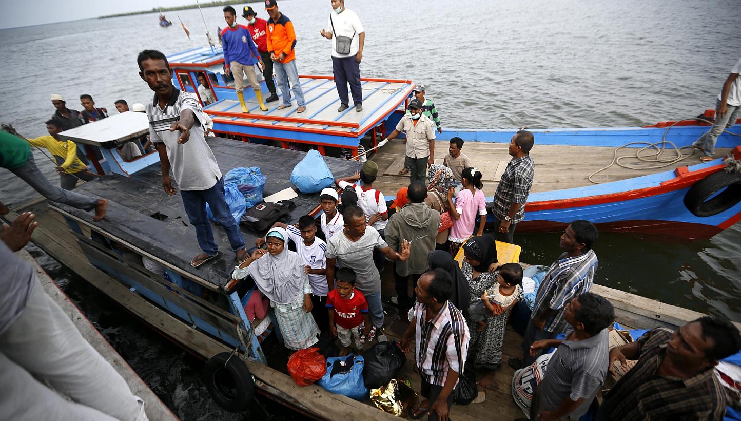 Myanmar and Bangladeshi Rohingya migrants arriving in a boat in Kuala Langsa, East Aceh, Indonesia, on May 15, 2015. -- PHOTO: EPA