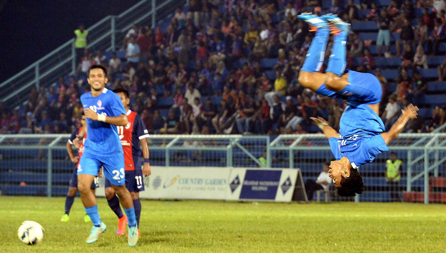 Muhammad Nazrul Nazari celebrates after scoring LionsXII's second goal against Johor Darul Takzim II (JDTII) in the second Leg of the Malaysia FA Cup quarter-final match held at the Corporation Stadium in Pasir Gudang, Johor on April 22, 2015. -- PHO