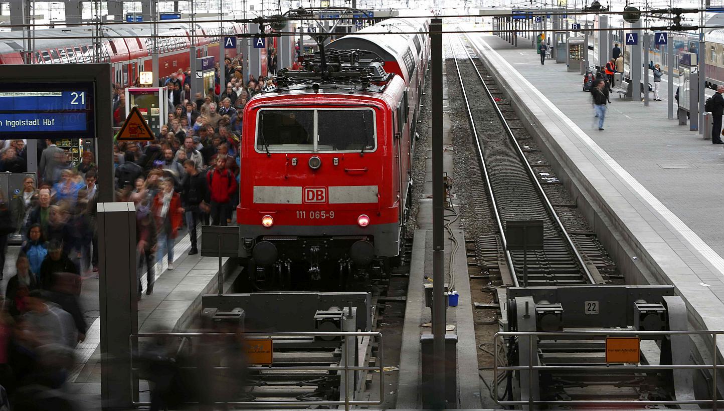 Passengers leave a train during a strike by the GdL train drivers union at the main train station in Munich, Germany, on May 20, 2015.&nbsp;Railways operator Deutsche Bahn (DB) said it cancelled two-thirds of long-distance passenger services on Wedne