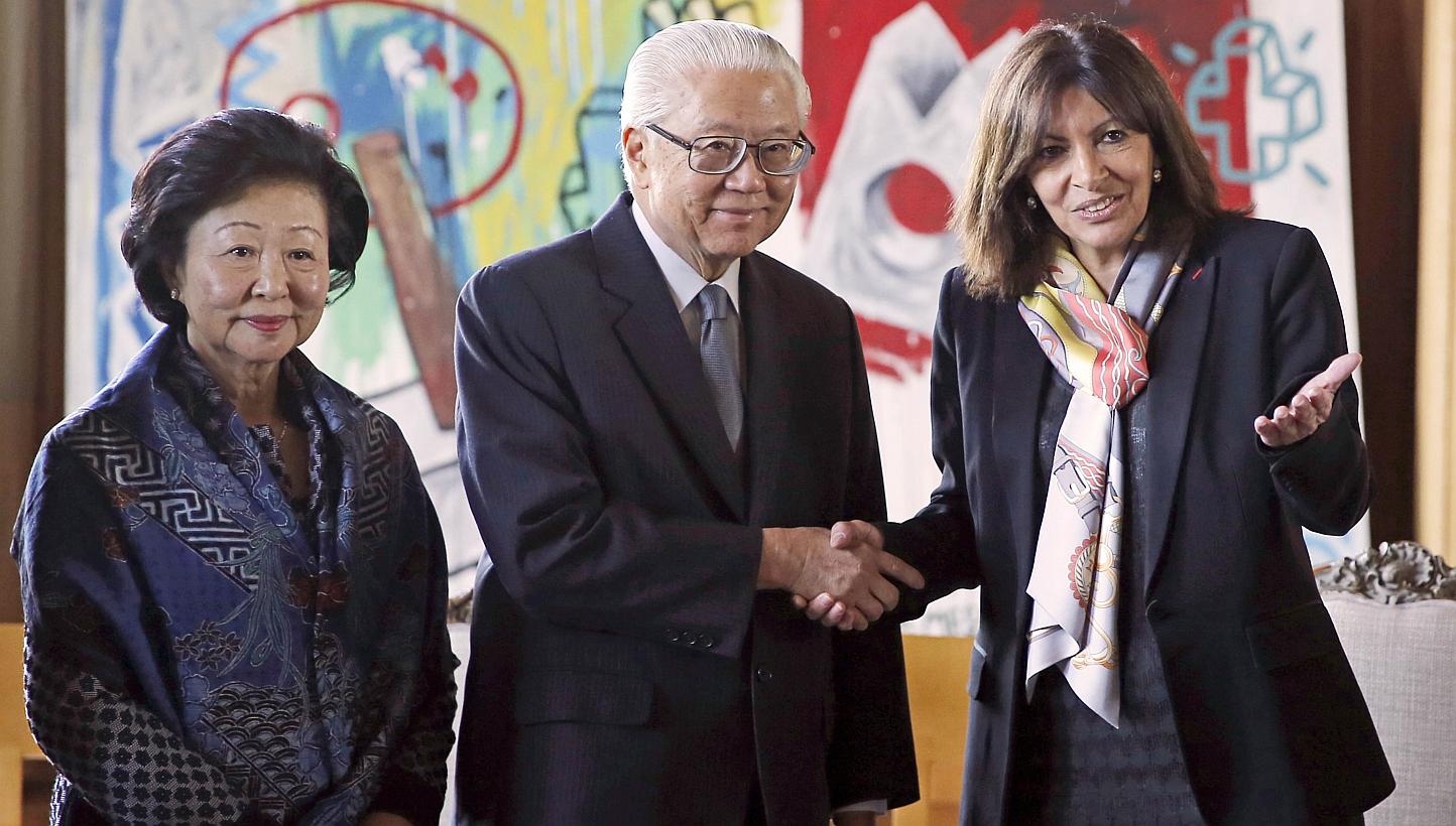 Mayor of Paris Anne Hidalgo (right) shakes hands with Singapore's President Tony Tan Keng yam (cetnre) and his wife Mary(left), as she welcomes them at the City Hall in Paris on May 20, 2015. -- PHOTO: AFP