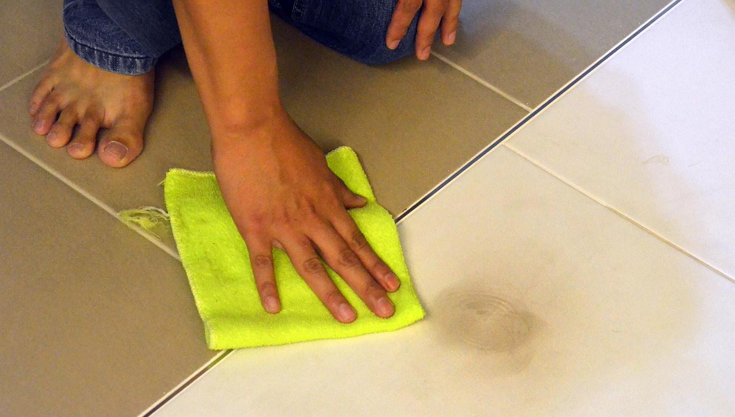 Chinese evening newspaper Shin Min Daily News reported on Wednesday that residents have complained that tiles are too rough, and are easily stained. -- PHOTO: SHIN MIN DAILY NEWS