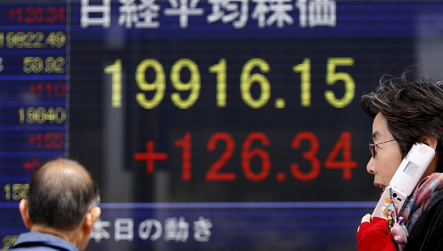 Asian stocks advanced for the first time in three days as investors weighed the minutes of the Federal Reserve's last meeting and awaited China manufacturing data. -- PHOTO: REUTERS
