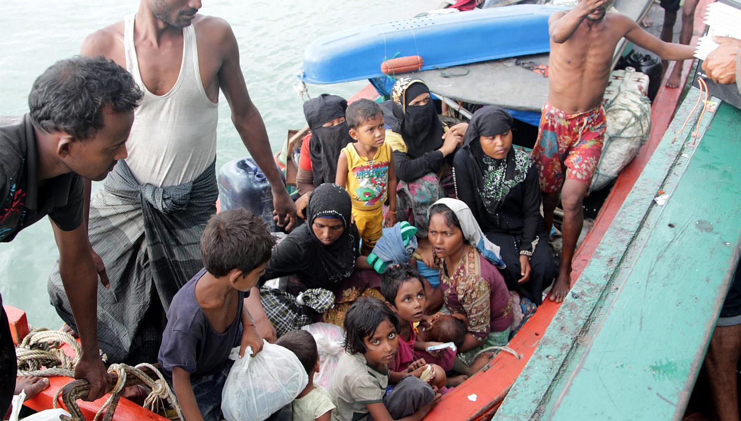 Refugees from Myanmar and Bangladesh are rescued by Aceh fishermen in Julok, East Aceh, Sumatra, Indonesia, May 20, 2015. -- PHOTO: EPA