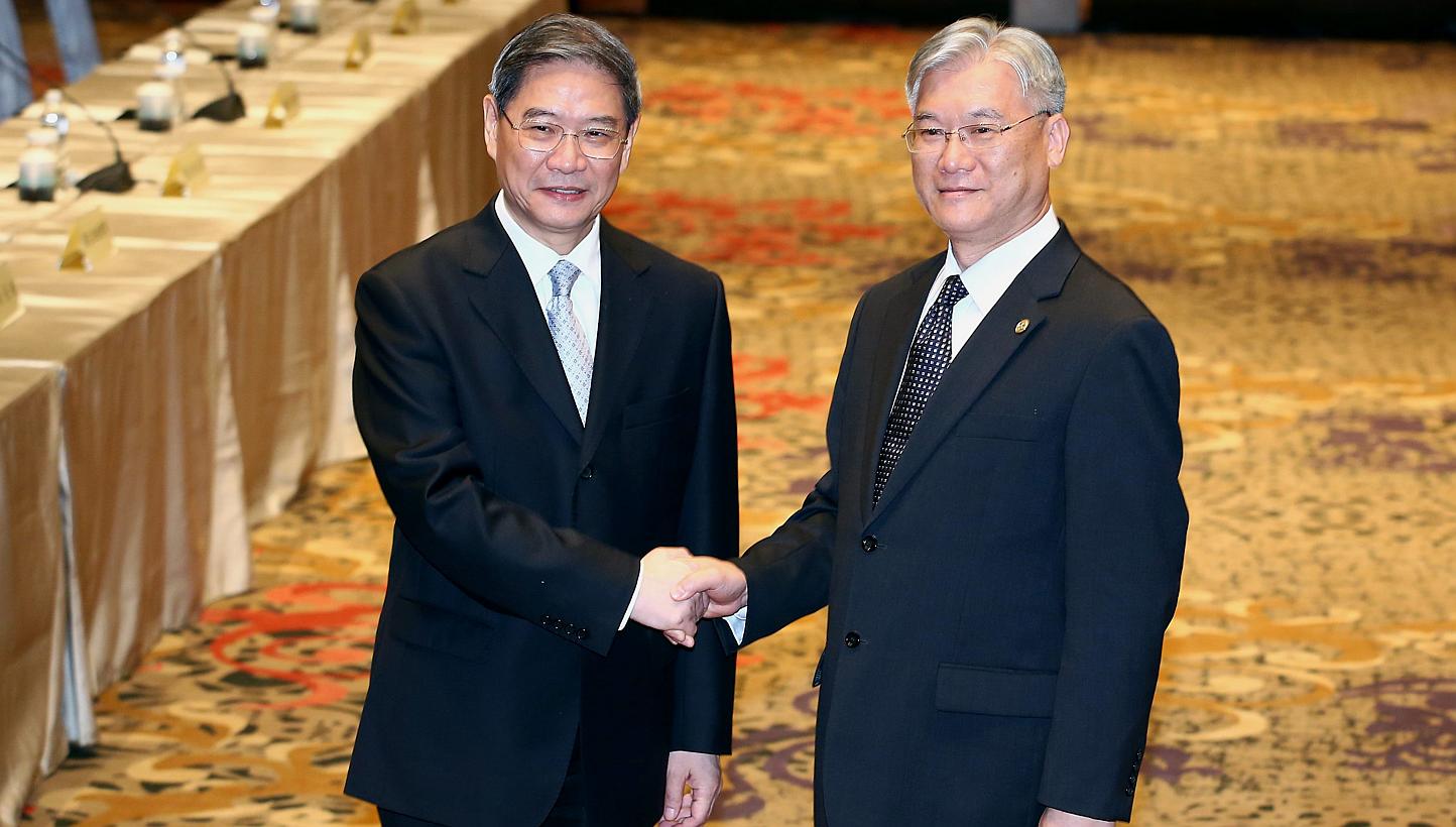 China's top Taiwan affairs official Zhang Zhijun (left) met for talks with his Taiwanese counterpart Andrew Hsia on Saturday. -- PHOTO: EPA