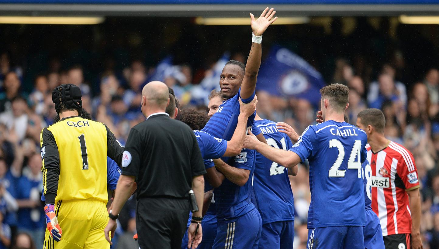 Chelsea's Didier Drogba is carried off the pitch by his teammates after being substituted against Sunderland during a Premier League soccer match at Stamford Bridge in London, Britain on May 24, 2015. -- PHOTO: EPA