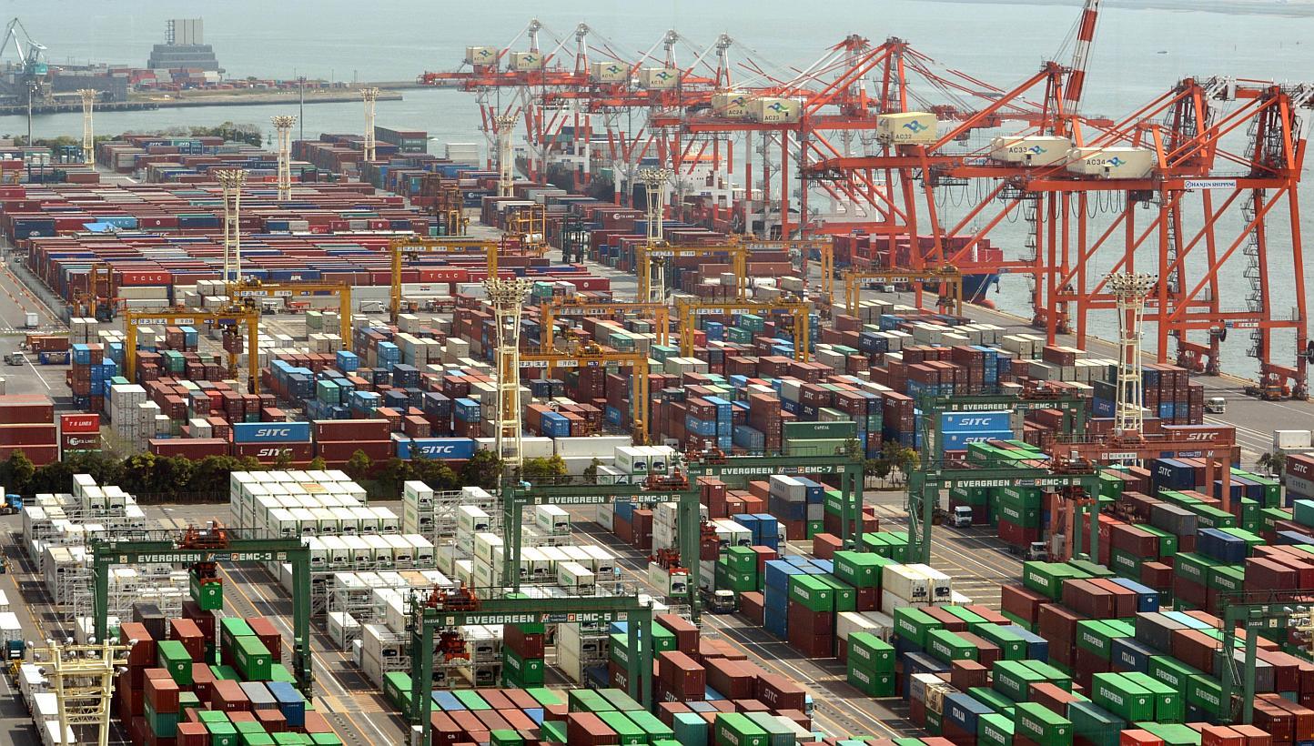 Japan's exports rose 8.0 percent in April from a year earlier, up for an eighth straight month, Ministry of Finance data showed on Monday, underlining a gradual pickup in external demand. -- PHOTO: AFP