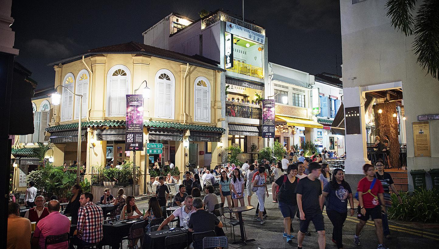 Consumer prices in Singapore fell for a sixth straight month in April by a bigger-than-expected margin due to a sharper price decline in oil-related items and a moderation in services inflation, offical data showed on Monday. -- PHOTO: BLOOMBERG&nbsp