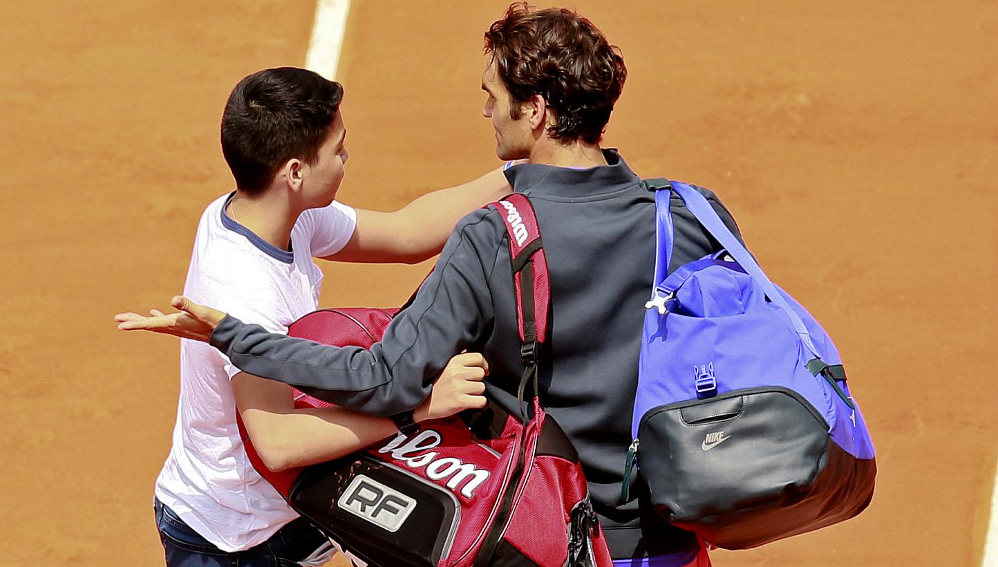 Roger Federer blasted French Open organisers Sunday after a fan breached tight security and raced on to court to grab a 'selfie' with the Swiss great. -- PHOTO: REUTERS