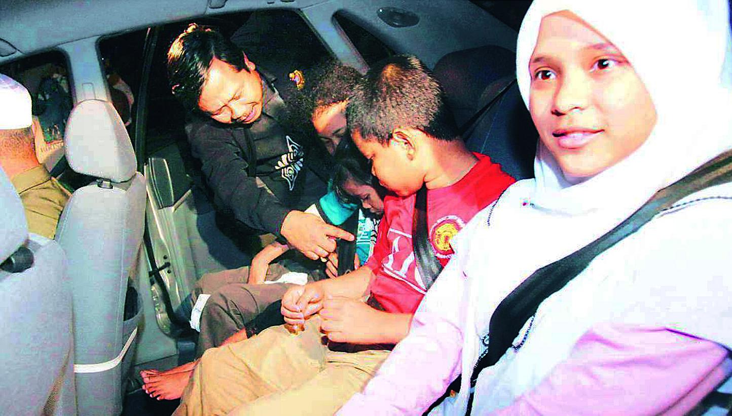 Malaysia's transport ministry has said it will soon crack down on backseat passengers who do not belt up. -- PHOTO: CHINA PRESS