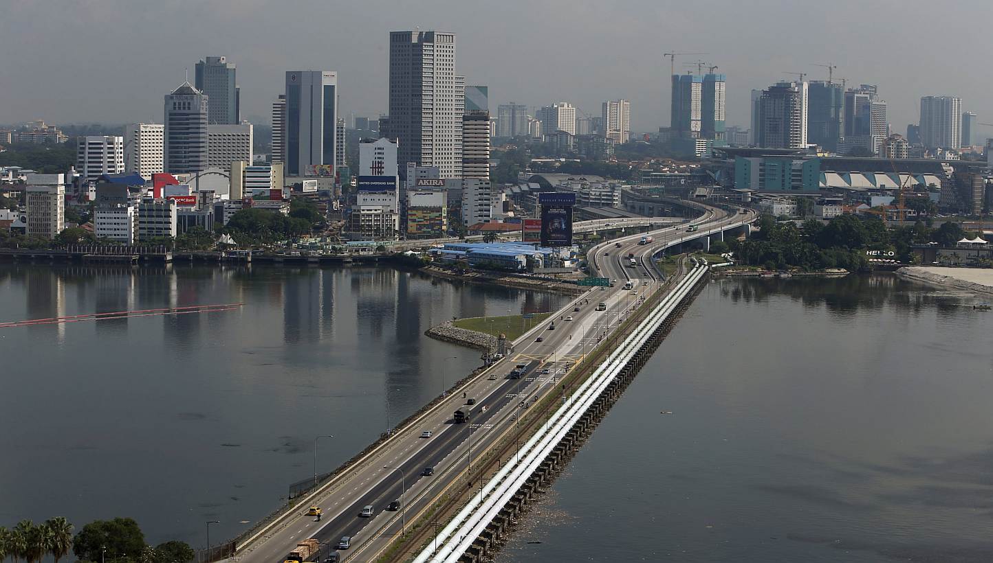 The Immigration &amp; Checkpoints Authority (ICA) issued an advisory to warn travellers to expect delays at the Woodlands and Tuas checkpoints. -- PHOTO: REUTERS&nbsp;