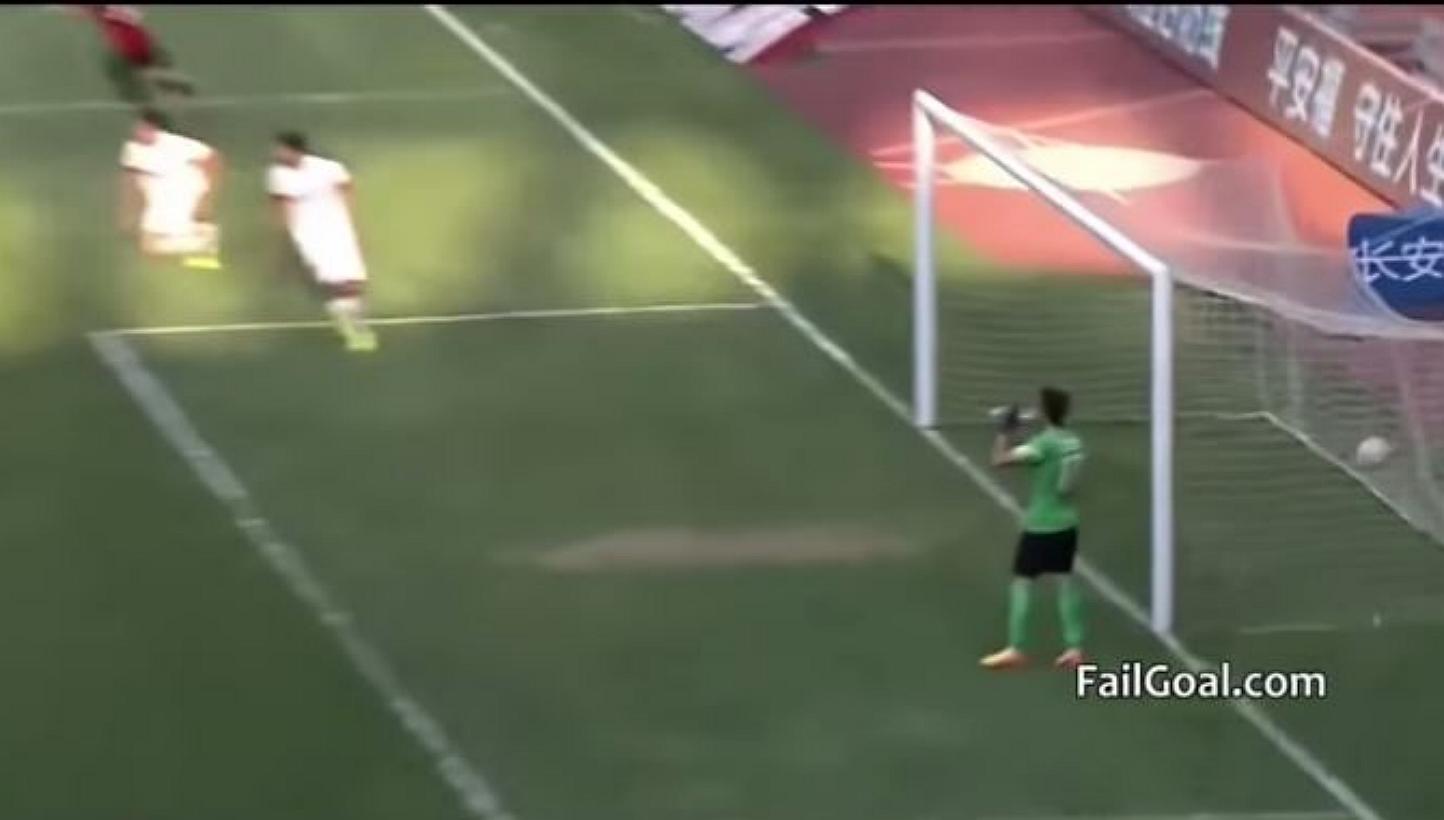 Chongqing Lifan goalkeeper Sui Weijie (right) was fined 50,000 yuan when his opponents equalised from a free-kick while he was taking a drink of water during a Chinese Super League match on May 24, 2015. -- PHOTO: SCREENGRAB FROM YOUTUBE